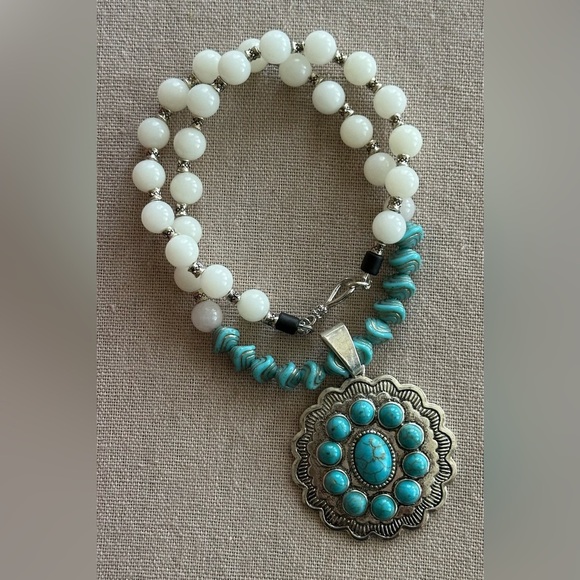 22 inch Faux Turquoise bead necklace NWOT - Picture 2 of 10